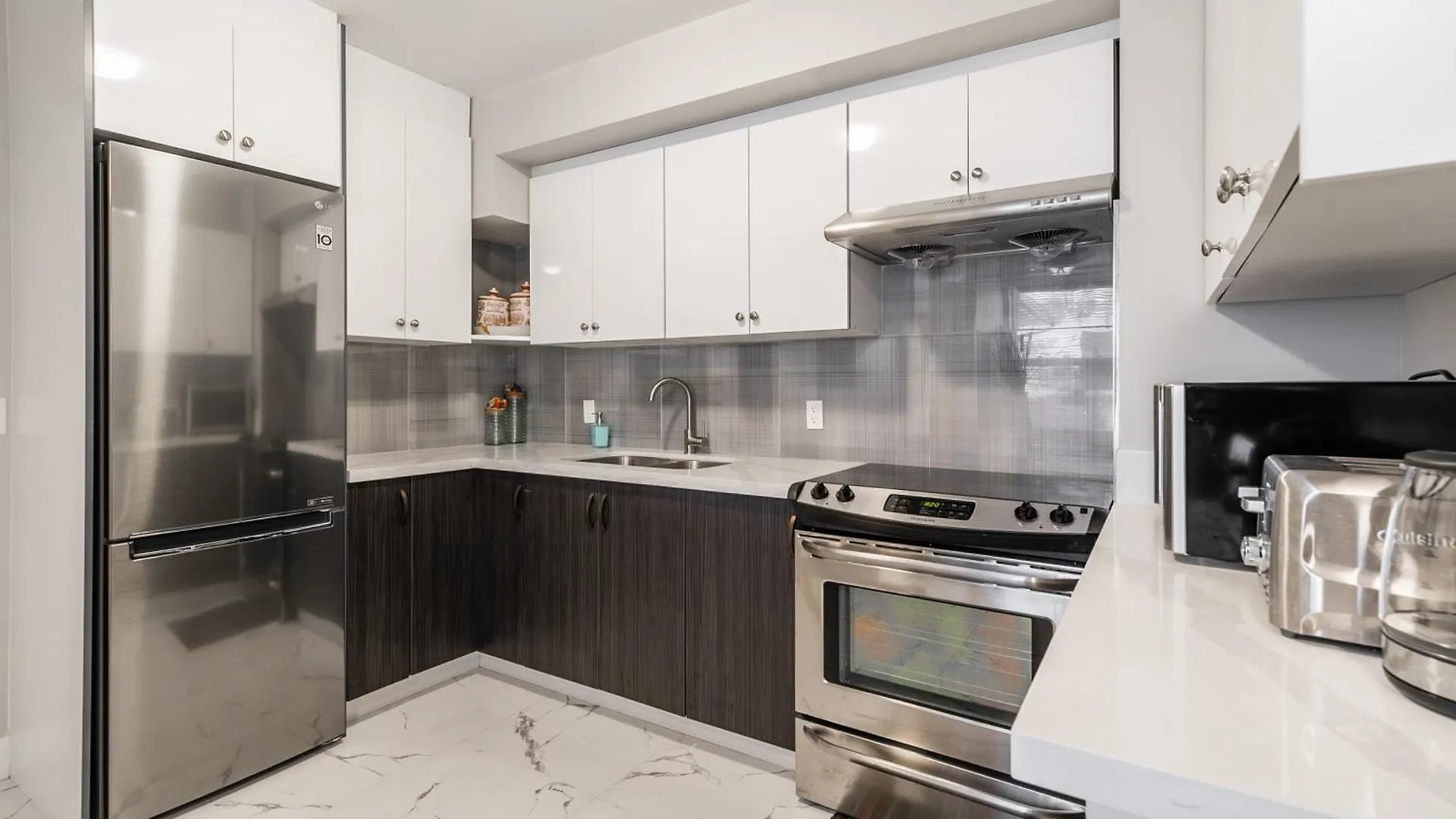 Beautiful Renovated Home 3 Mins Drive To Fall Niagara Falls Canada