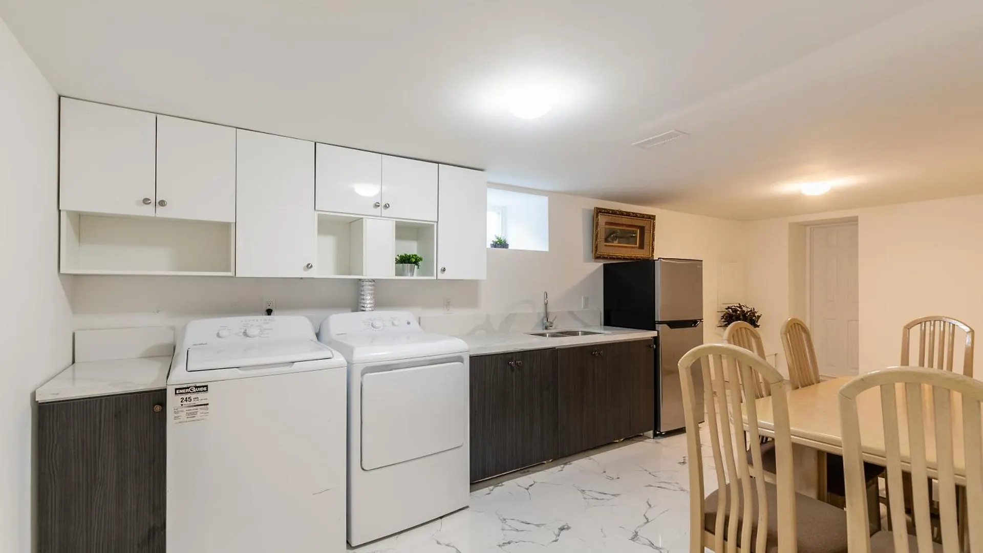 Beautiful Renovated Home 3 Mins Drive To Fall Niagara Falls