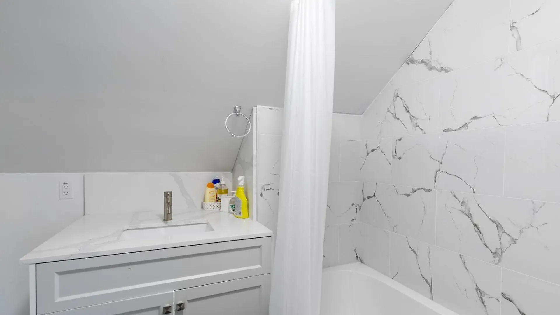 Beautiful Renovated Home 3 Mins Drive To Fall Niagara Falls Villa