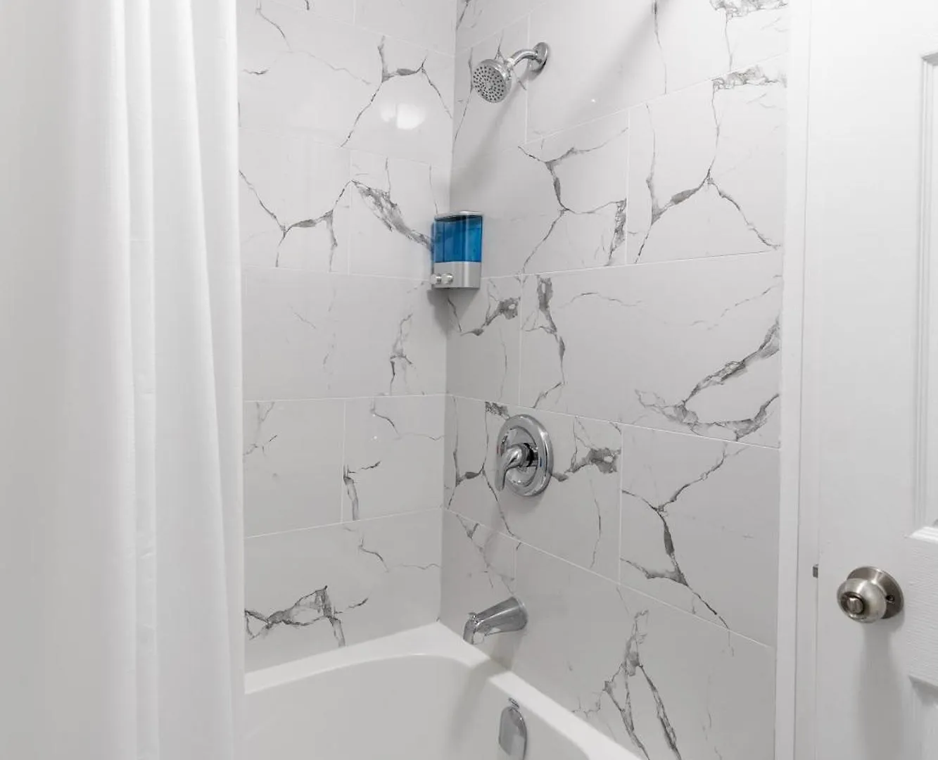Beautiful Renovated Home 3 Mins Drive To Fall Niagara Falls Canada