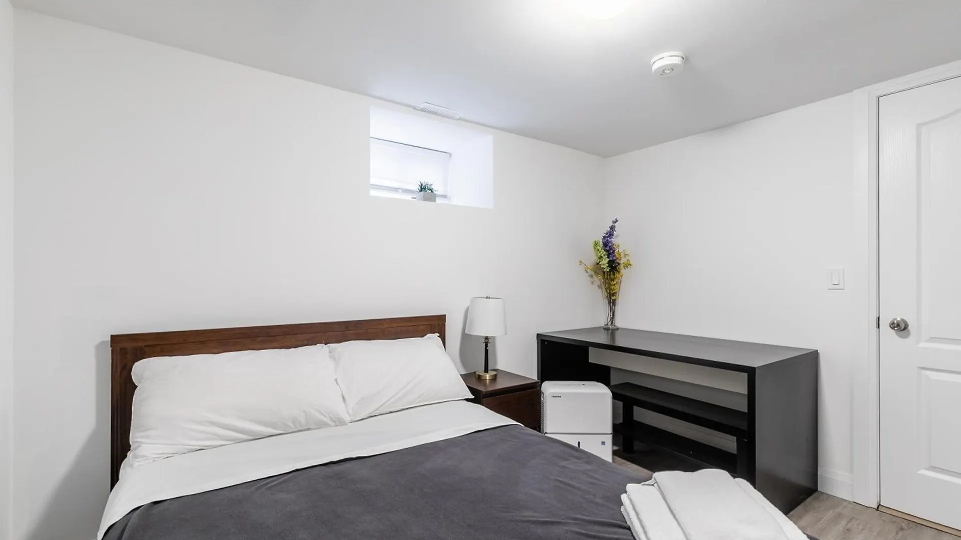 Beautiful Renovated Home 3 Mins Drive To Fall Niagara Falls 0*,  Canada