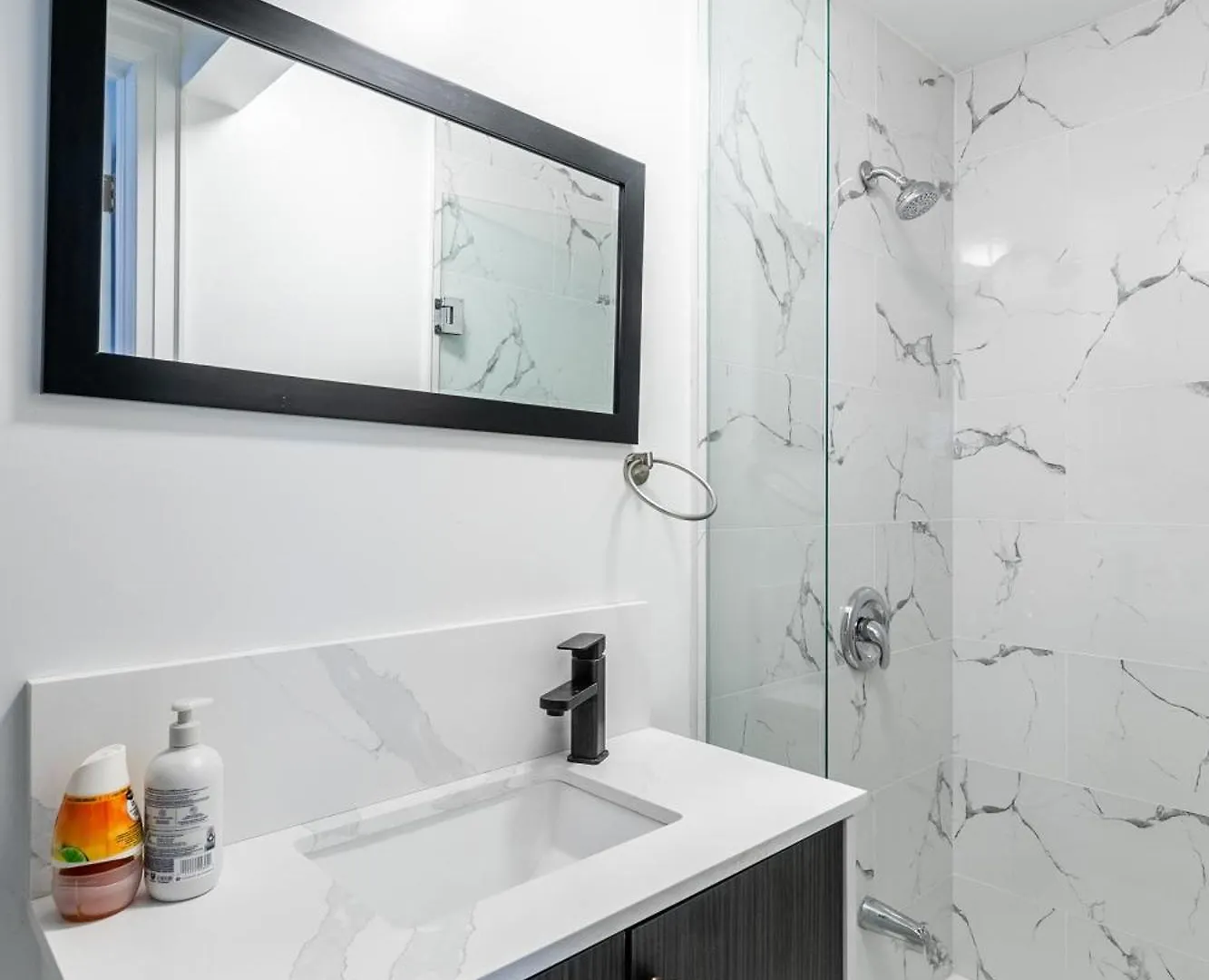 Beautiful Renovated Home 3 Mins Drive To Fall Niagara Falls 0*,  Canada