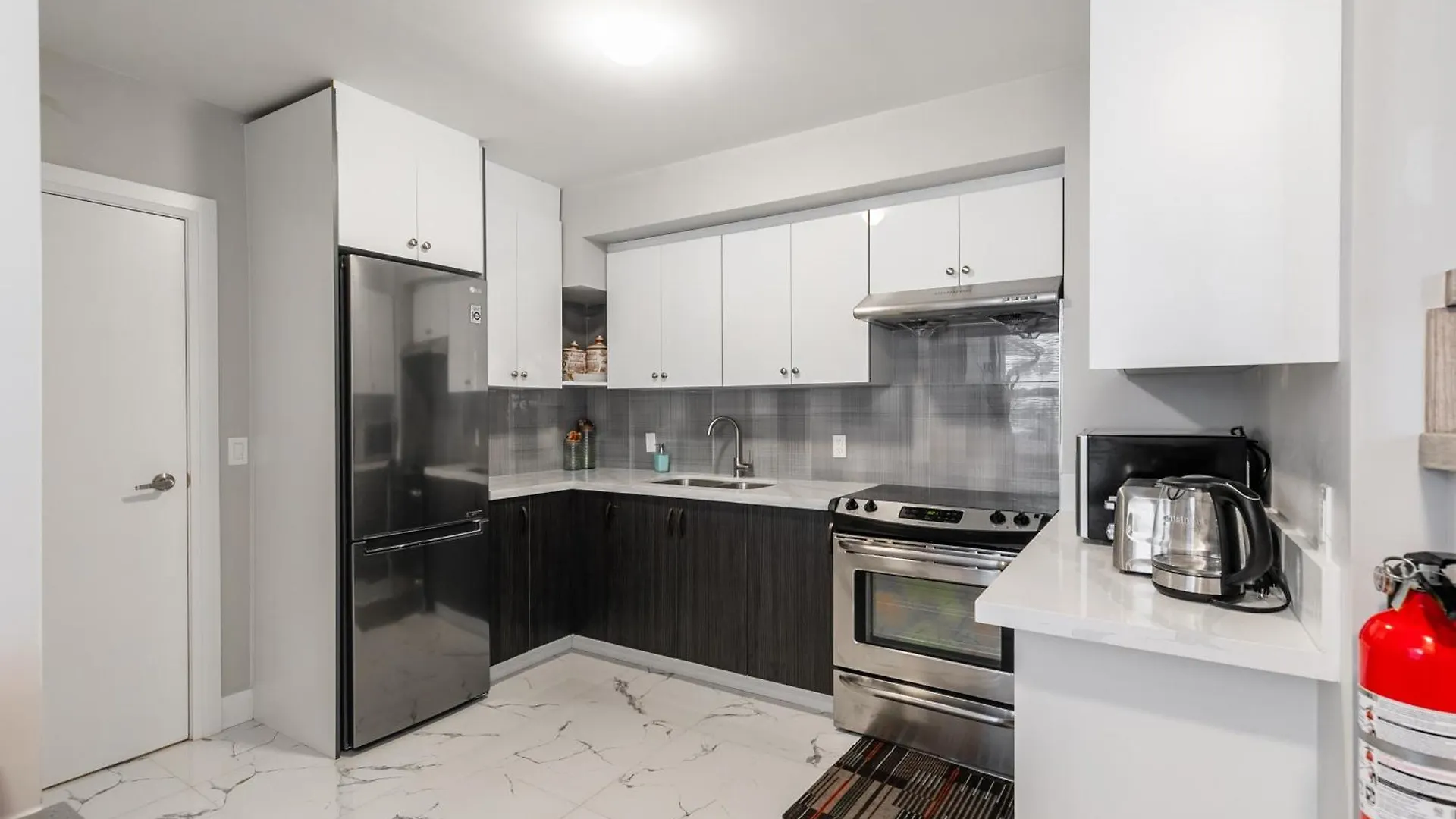 Beautiful Renovated Home 3 Mins Drive To Fall Niagara Falls