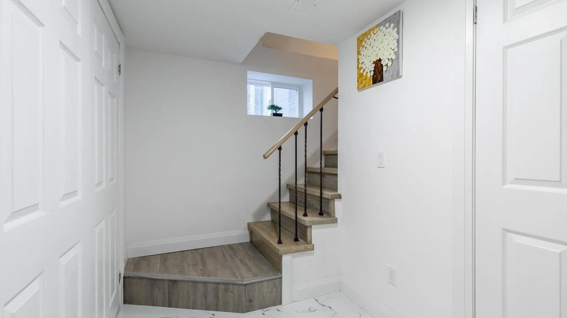 Beautiful Renovated Home 3 Mins Drive To Fall Niagara Falls