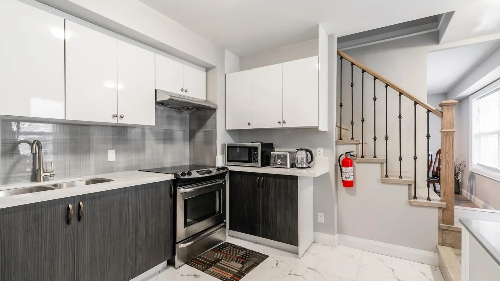 Beautiful Renovated Home 3 Mins Drive To Fall Niagara Falls Canada