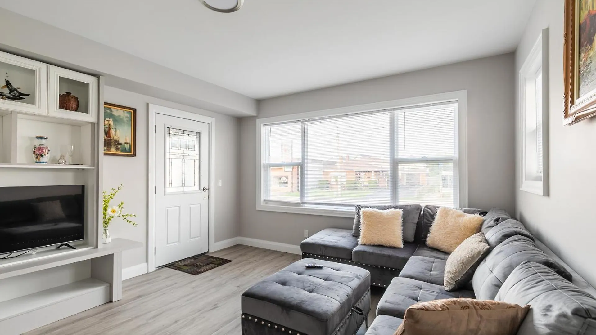 Beautiful Renovated Home 3 Mins Drive To Fall Niagara Falls